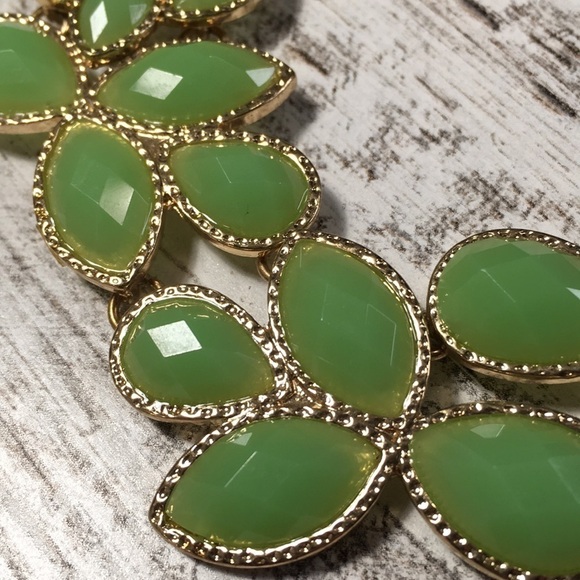 Forever 21 Green Leaf Statement Necklace 20.5” - Picture 8 of 9